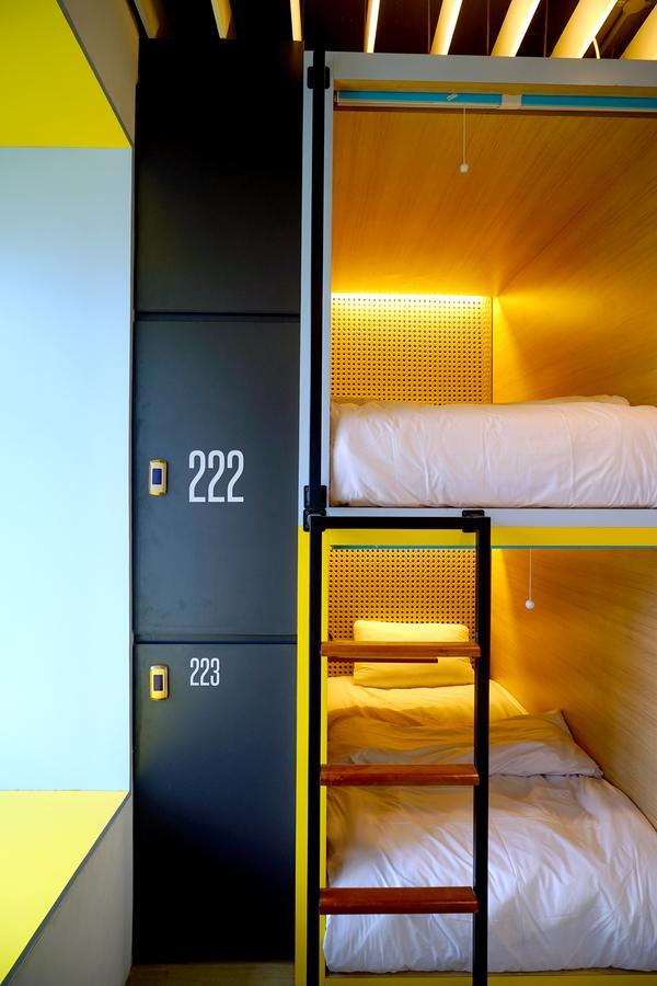 Borough Capsule Hostel Bali Legian Buitenkant foto