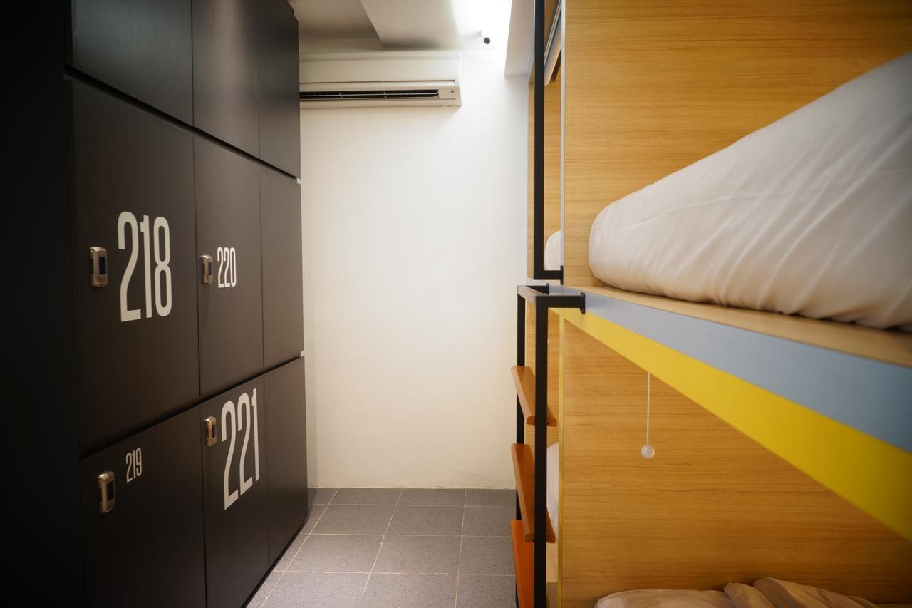 Borough Capsule Hostel Bali Legian Buitenkant foto