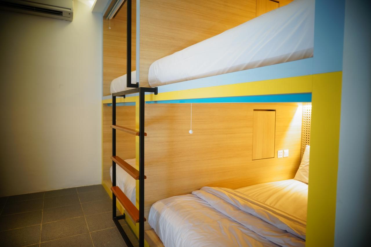 Borough Capsule Hostel Bali Legian Buitenkant foto