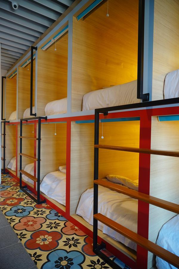 Borough Capsule Hostel Bali Legian Buitenkant foto